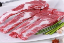 豬比人吃得好 黑豬肉價格怎能不高